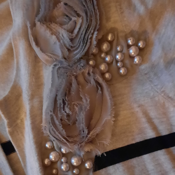 Striped Cardigan with beads and flowers. - Picture 5 of 6